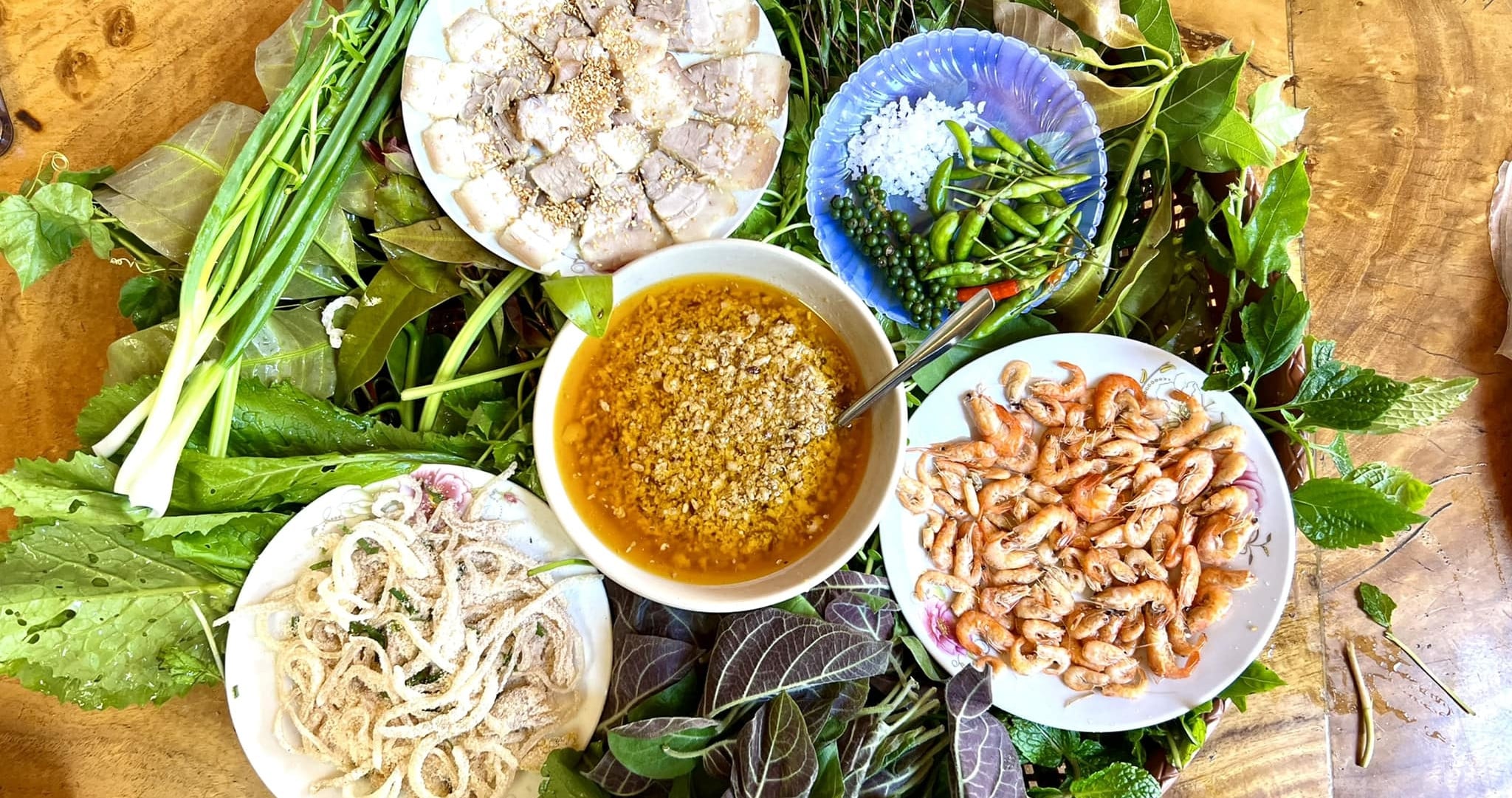 Gỏi lá là sự kết hợp của hơn 60 loại lá từ rừng núi Tây Nguyên